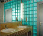 Waschraum mit Mosaiksteinen und Glasbausteinwnden