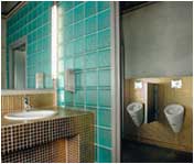 Waschraum mit Mosaiksteinen und Glasbausteinwnden